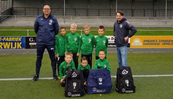 De spelers van JO8-1 helemaal in het nieuw gestoken dankzij Ingenieursbureau Deuring