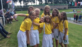 Ballenjongens en meisjes bij de wedstrijden van VVOG 1