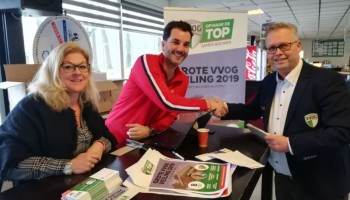 Voorzitter neemt eerste 10 lotenboekjes Nieuwbouw Loterij af