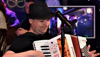 Derde helft na de Derby van de Veluwe: Roy Otters komt optreden.