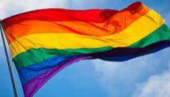 Harderwijkse sportverenigingen hijsen de Regenboogvlag