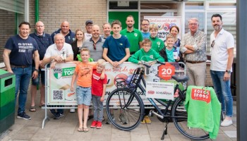 Gelukkige winnaars Nieuwbouw Loterij nemen prijs in ontvangst