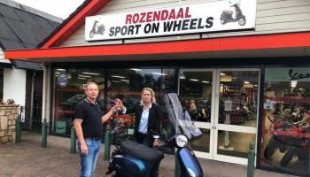 Gelukkige winnaar scooterloterij is Tjerk Severein      