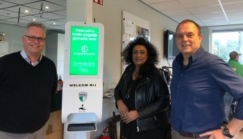 SD Sportswear en SD Promotion sponsoren een unieke corona hygiëne-zuil 