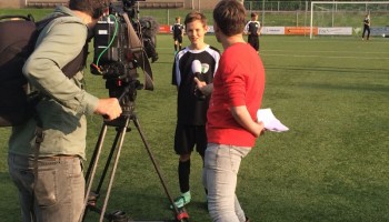 VVOG spelers voor de camera van de NOS