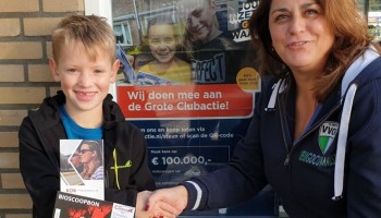 Timo de Lange 1e jeugdlid met vol Clublotenboekje!