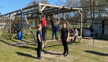 De 14-2 survivalt bij de buren