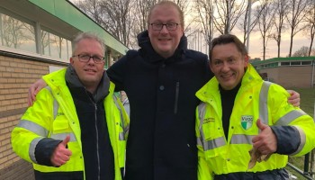 Bestuurders Fred en Antonio wassen de auto van de hoogste bieder