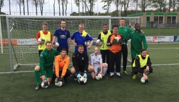 Nieuwe ballen en hesjes voor het G-team