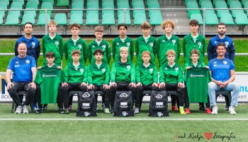 JO15-2 in het nieuw gestoken door teamsponsors