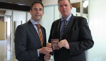 Harderwijker paspoort officieel overhandigd